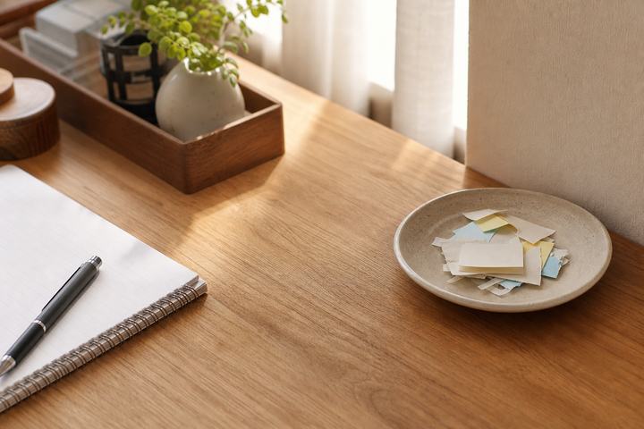 机の小さなごみをそのままにしない